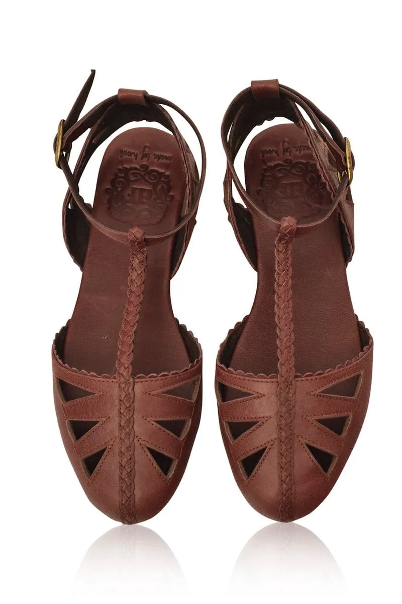 Vintage Brown Leather T-strap Sandals by Bounty.