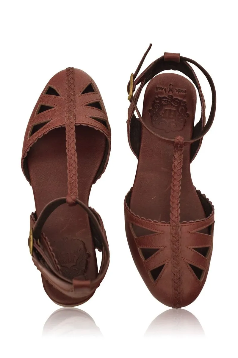 Vintage Brown Leather T-strap Sandals by Bounty.